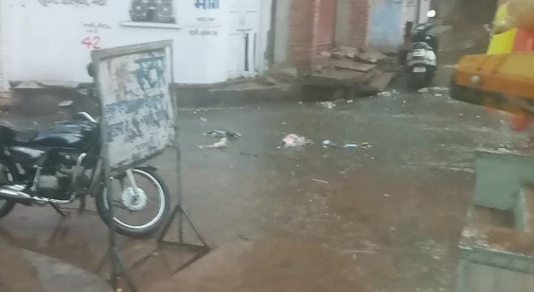 बारिश से  प्रचंड गर्मी से मिली राहत बाजारों में नालियों का कचरा सड़क पर आया