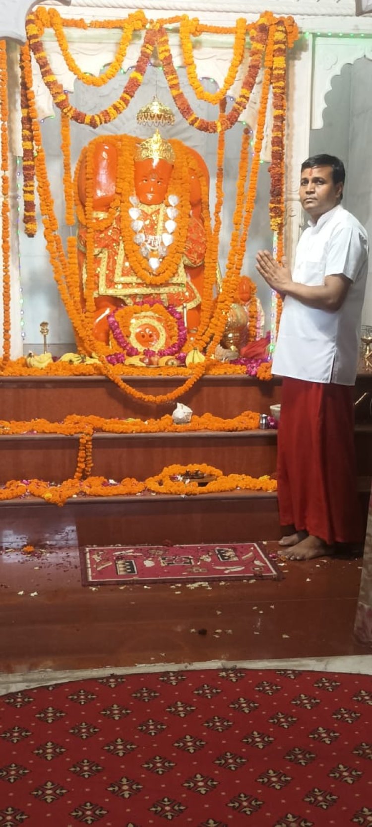 बालाजी के मंदिर में रही भक्तों की भीड़ सजाई बजरंगबली की झांकी
