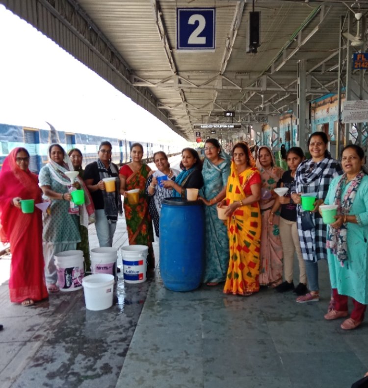 रेल यात्रियों को पानी पिला कर महिलाओं ने किया पुण्य , पाया संतोष